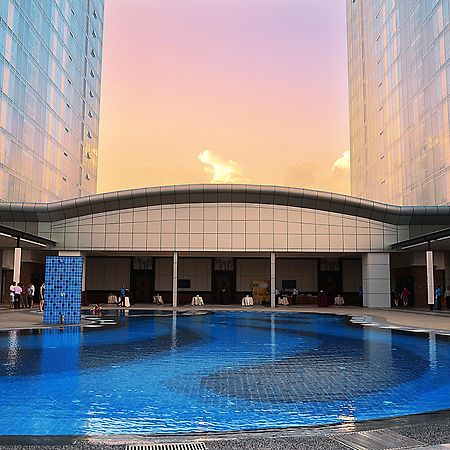 Ksl Hotel & Resort Τζόχορ Μπάχρου Εξωτερικό φωτογραφία The pool at the hotel