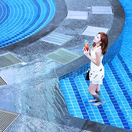 Ksl Hotel & Resort Τζόχορ Μπάχρου Εξωτερικό φωτογραφία A woman at the pool
