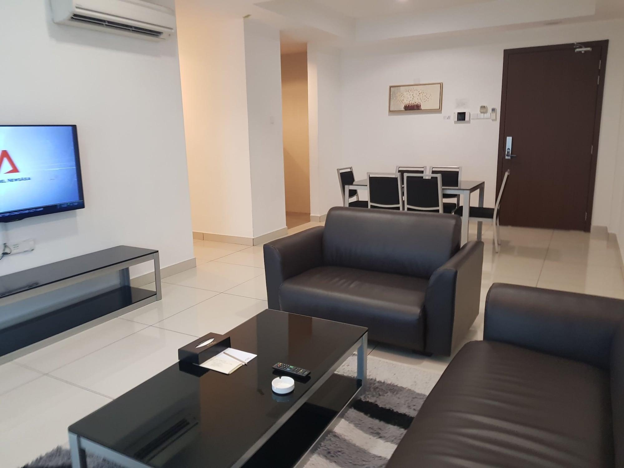 Ksl Hotel & Resort Τζόχορ Μπάχρου Εξωτερικό φωτογραφία A living room in a modern apartment