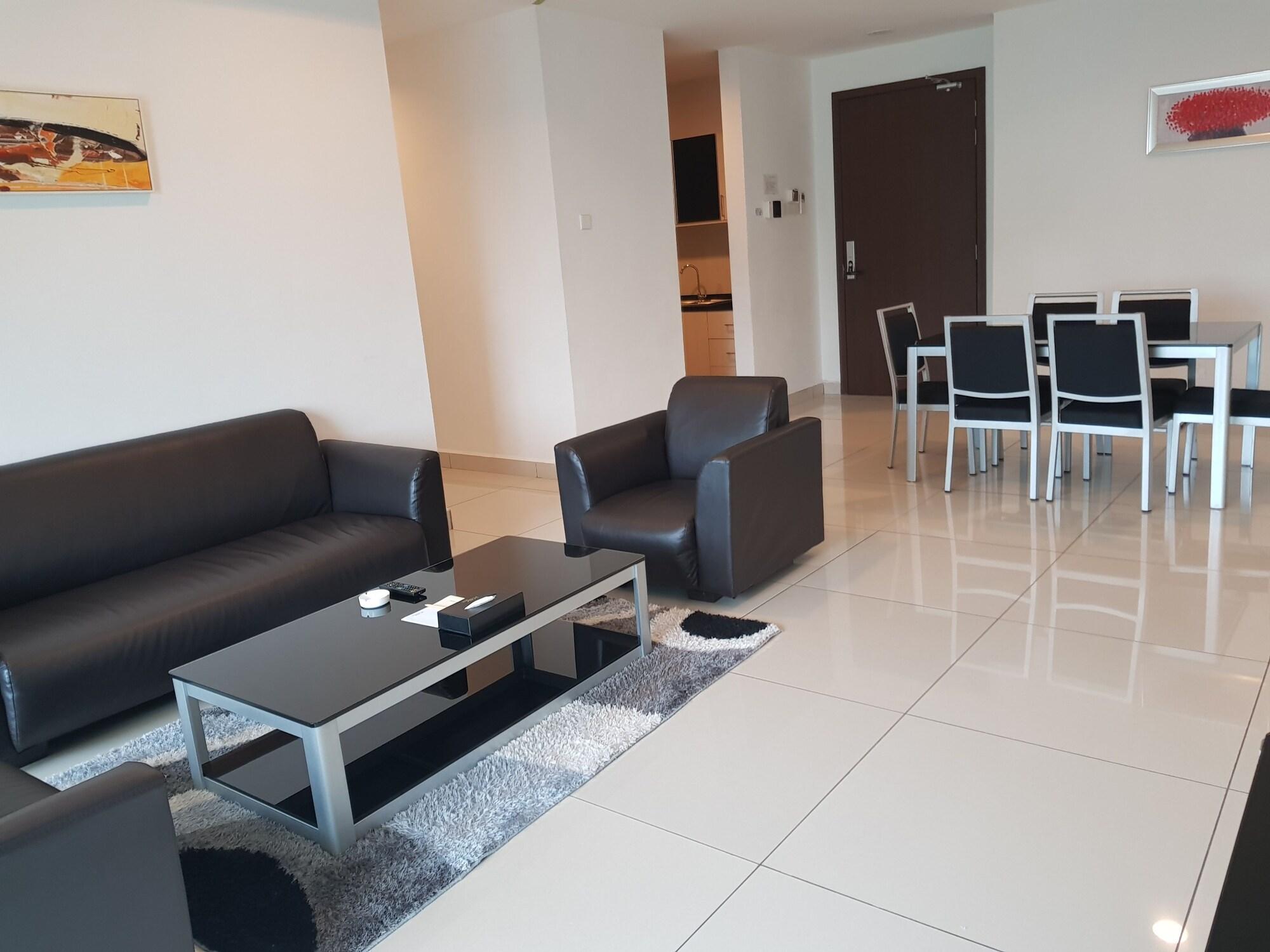 Ksl Hotel & Resort Τζόχορ Μπάχρου Εξωτερικό φωτογραφία A living room in a modern apartment