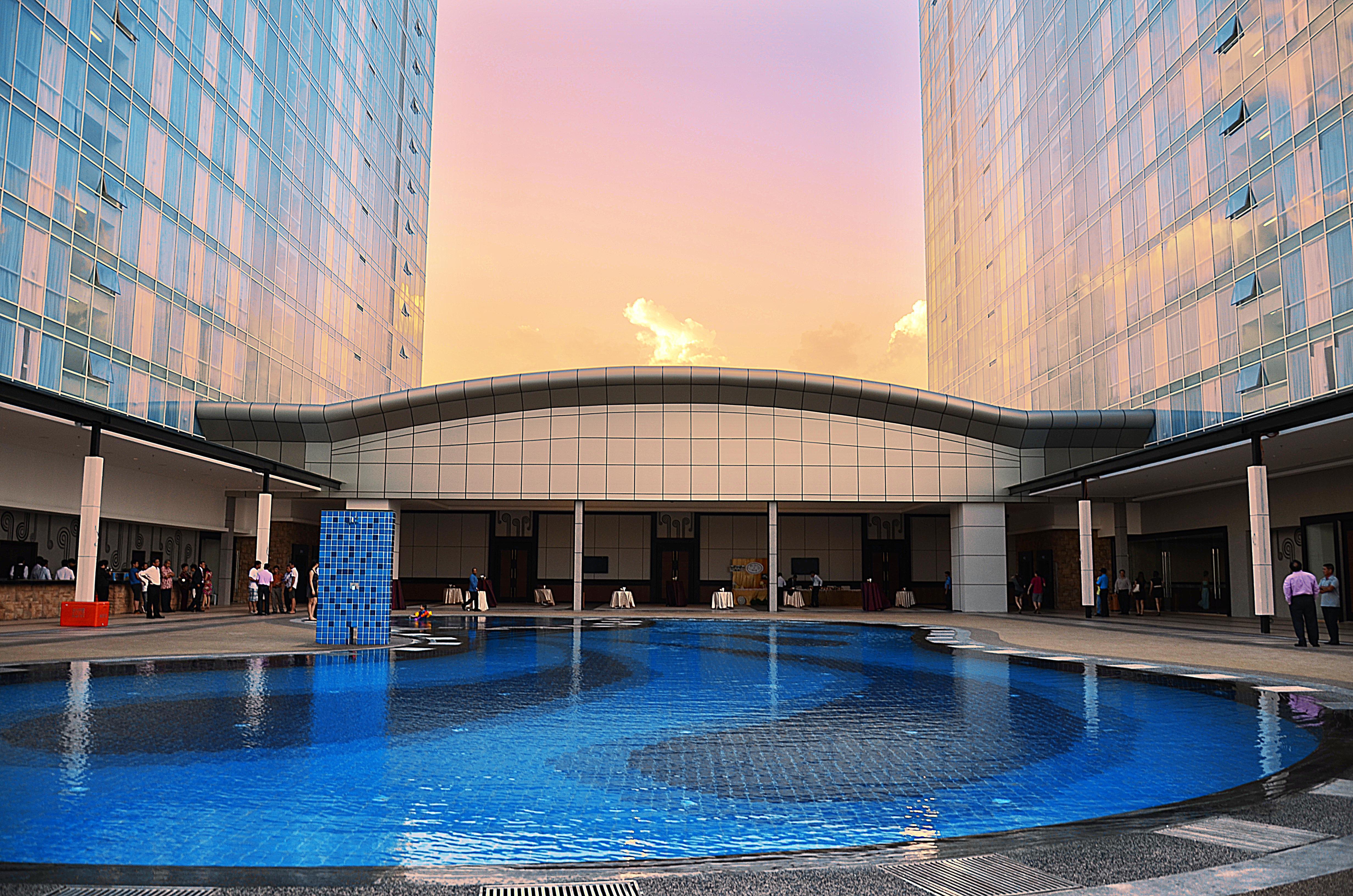 Ksl Hotel & Resort Τζόχορ Μπάχρου Εξωτερικό φωτογραφία The pool at the hotel