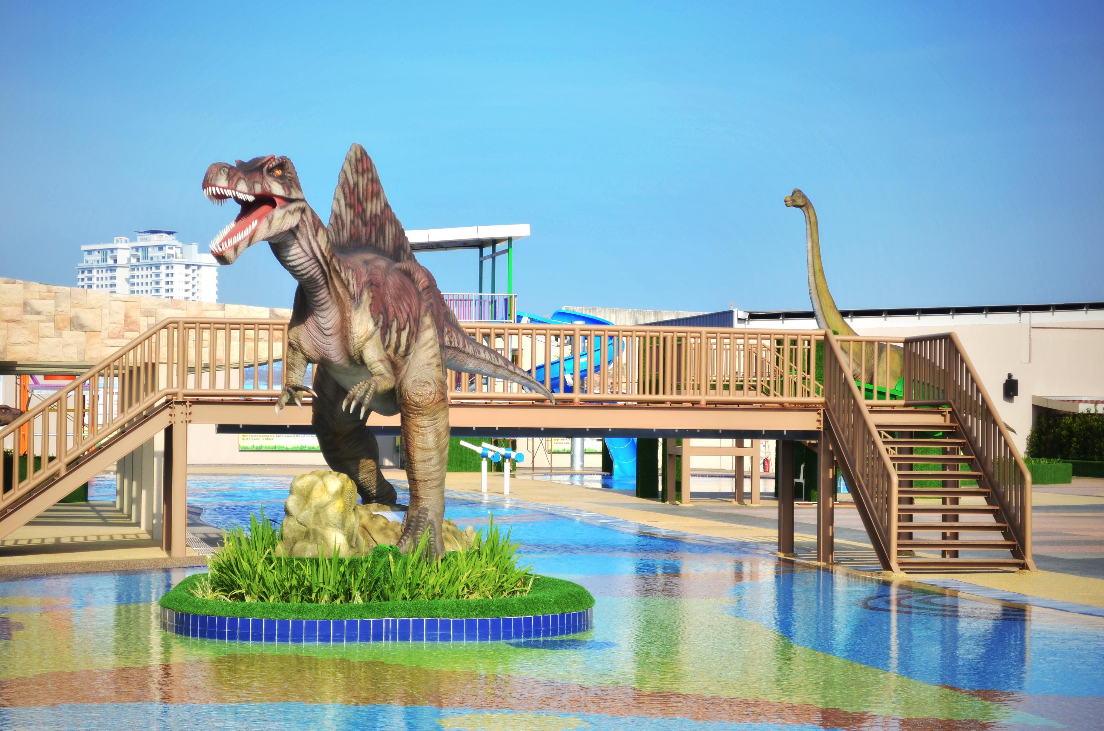Ksl Hotel & Resort Τζόχορ Μπάχρου Εξωτερικό φωτογραφία The park's dinosaur statues