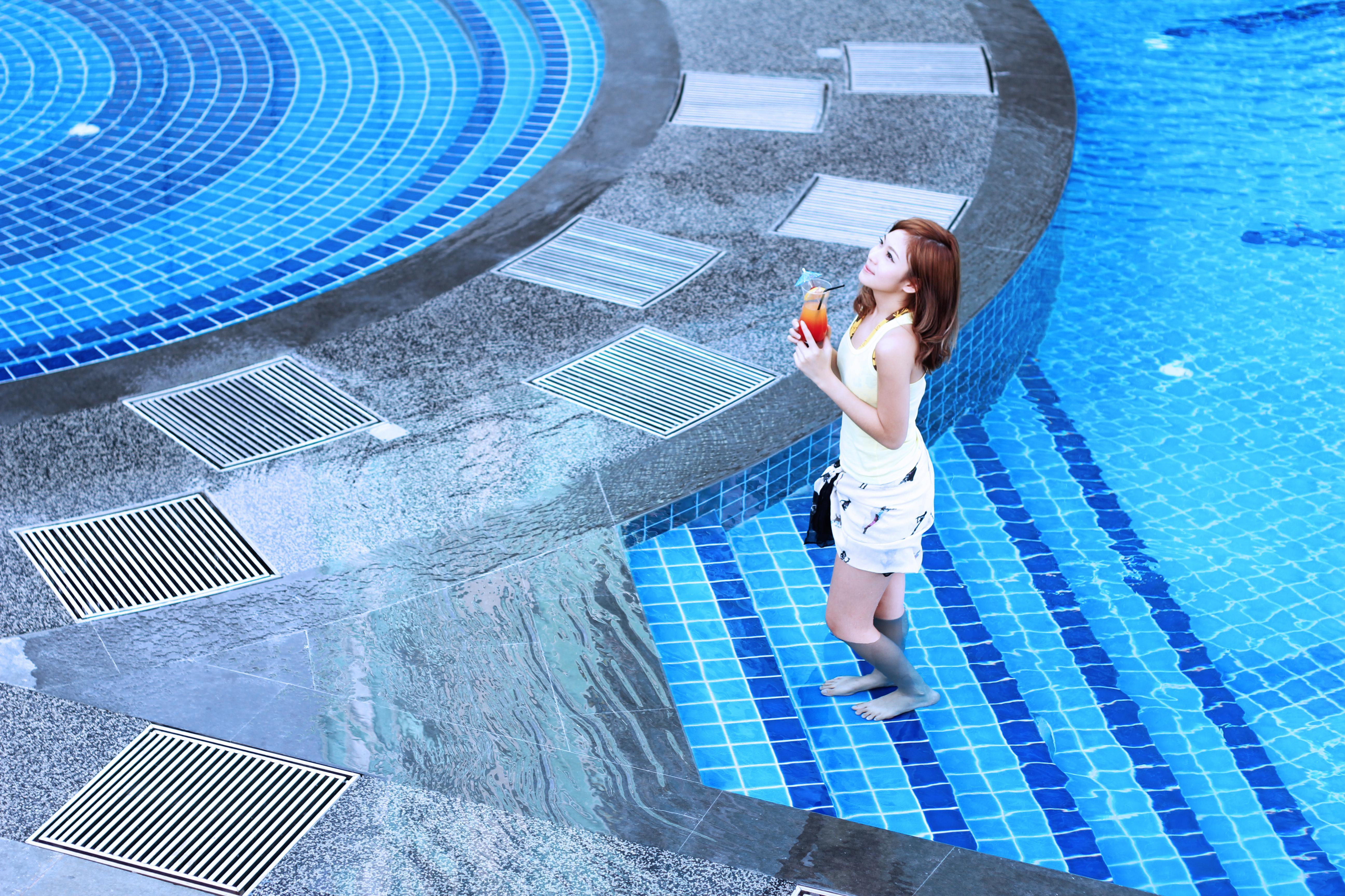 Ksl Hotel & Resort Τζόχορ Μπάχρου Εξωτερικό φωτογραφία A woman at the pool