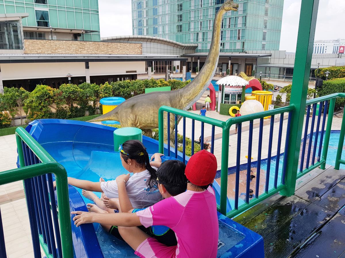 Ksl Hotel & Resort Τζόχορ Μπάχρου Εξωτερικό φωτογραφία Dinosaurs at the park
