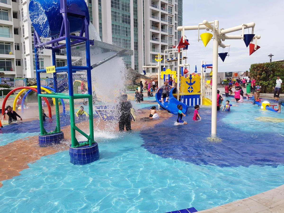 Ksl Hotel & Resort Τζόχορ Μπάχρου Εξωτερικό φωτογραφία The children's playground at the park