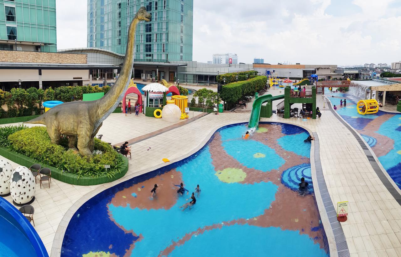 Ksl Hotel & Resort Τζόχορ Μπάχρου Εξωτερικό φωτογραφία The park's swimming pool